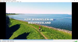 Wandelaar op Westfriese Omringdijk uit film Kom wandelen in Westfriesland