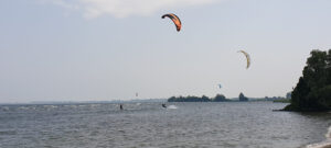 Kitesurfers bij Nesbos bij Medemblik aan IJsselmeer
