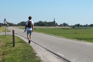 Een wandelaar op de Westfriese Omringdijk bij Schellinkhout